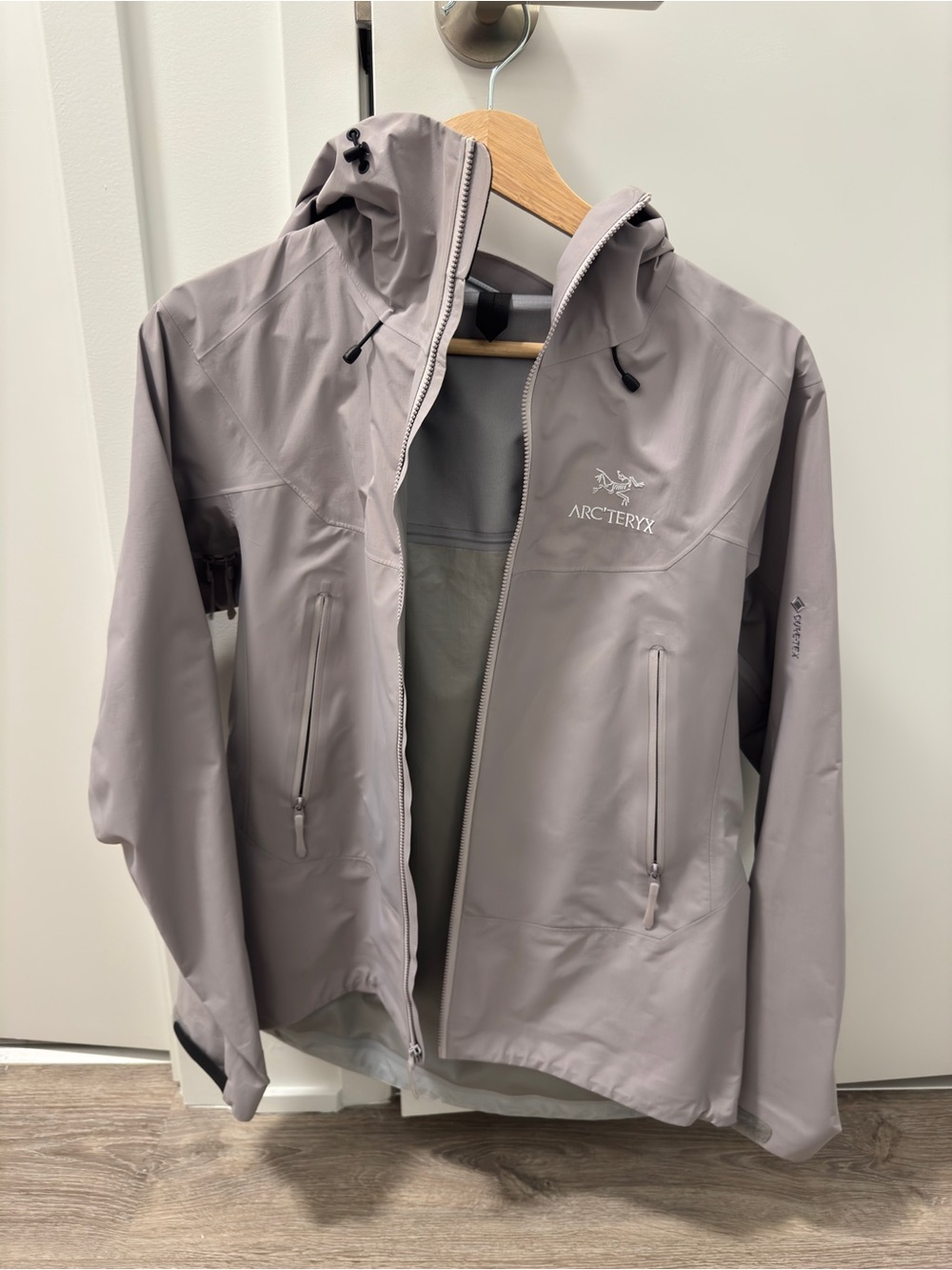 Arc'teryx beta SL Women's Light Gray Waterproof Hooded Rain Jacket